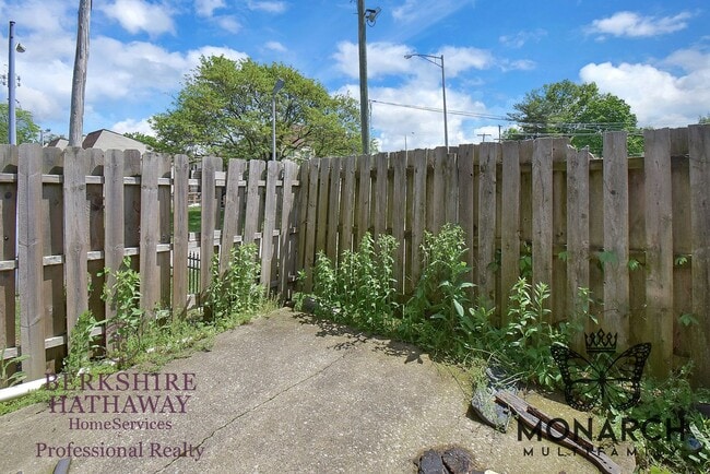 Building Photo - 2 Bedroom Townhouse w/Basement Apartment