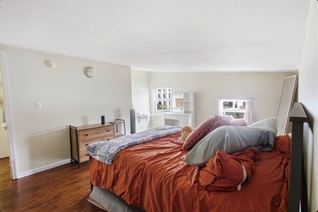 Building Photo - 122 E University Ave