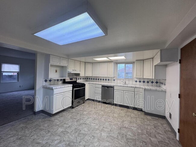 Building Photo - 136 E Stadium Dr