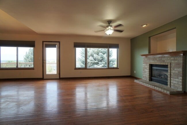 Building Photo - 4244 Round Hill Dr