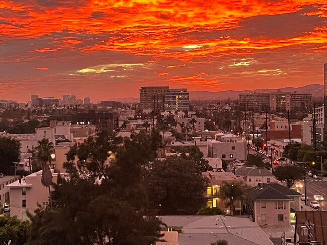 Building Photo - 321 S San Vicente Blvd