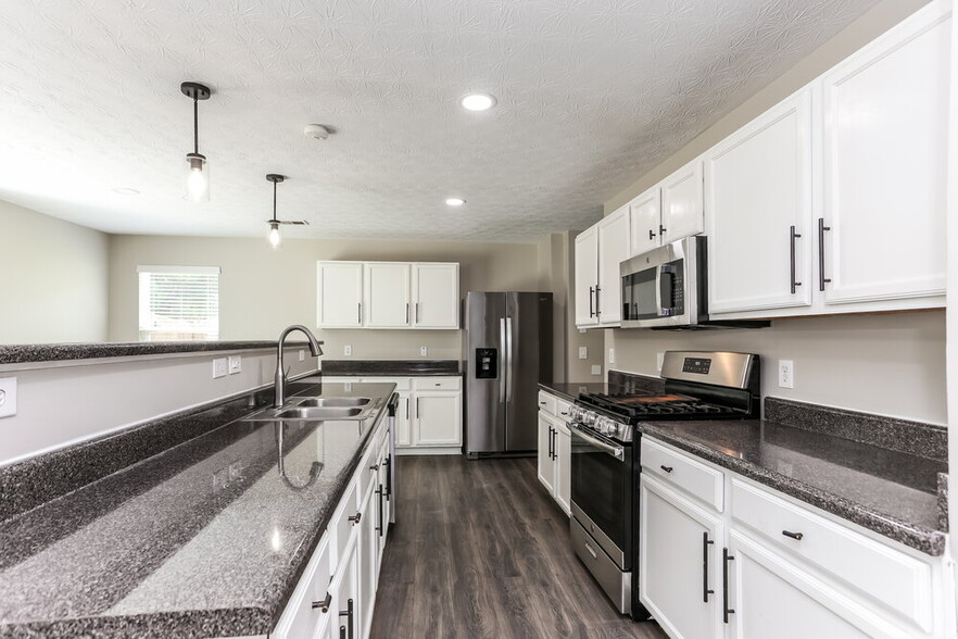 Building Photo - 2210 Valley Creek Dr