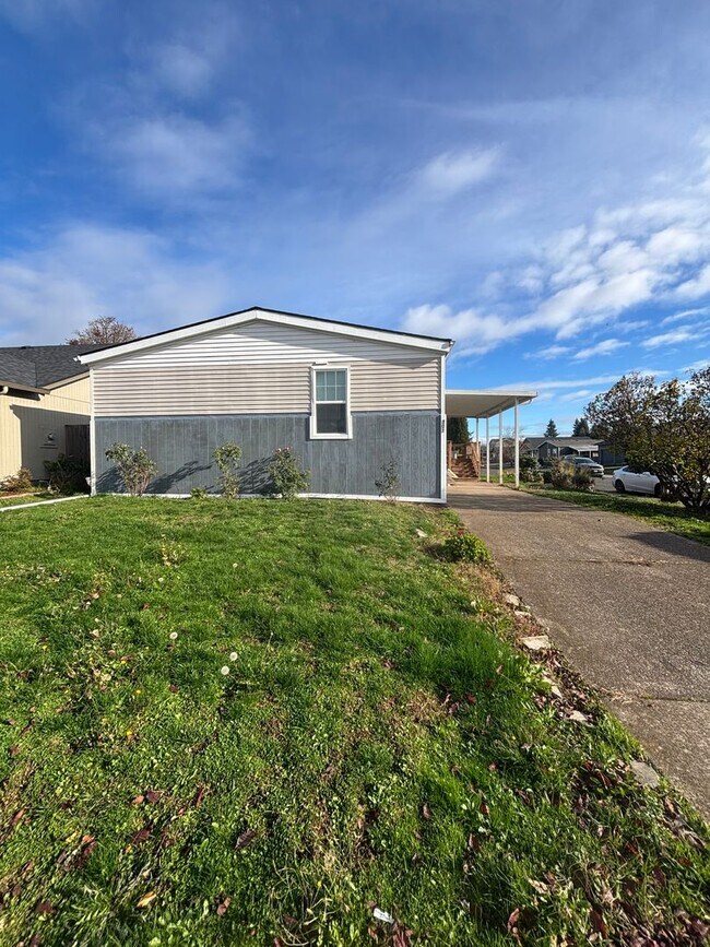 Building Photo - Fully upgraded and remodeled. Coming Soon!