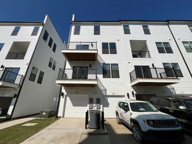 Building Photo - **OFFERING FIRST MONTH'S RENT FREE, $200 MOVE IN PROMOTION & WAIVED APPLICATION FEES** New Constr...