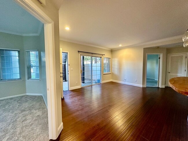 Building Photo - Great 2 Bedroom Townhome- Move in Ready! Washer/Dryer Garage