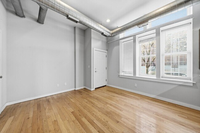 Building Photo - 1942