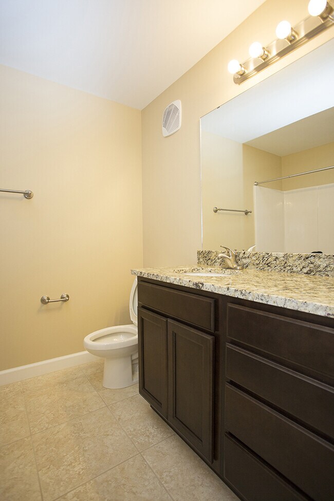 Building Photo - Brand New Luxury 1B/1B Apartment in FWB in Pristine Nature Setting!