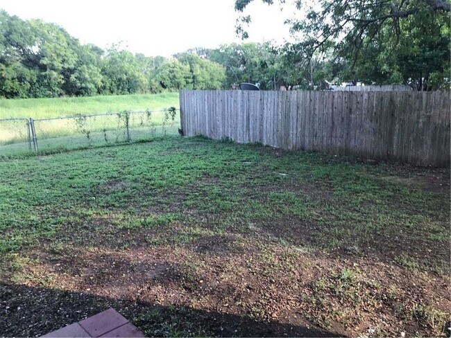 Building Photo - 6107 Parkwood Dr