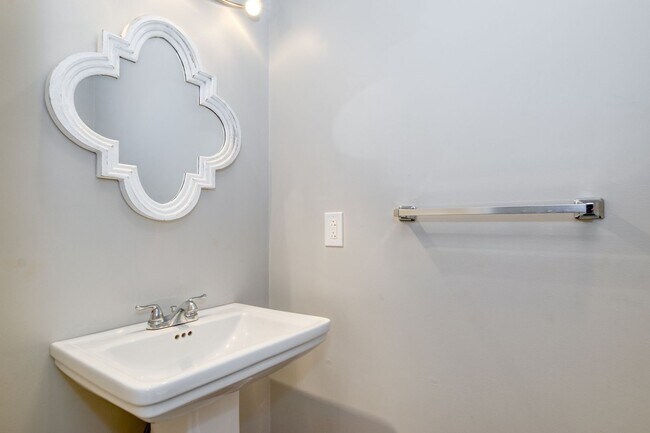 Building Photo - 3 bed / 3 bath. Parking. Pet Friendly.