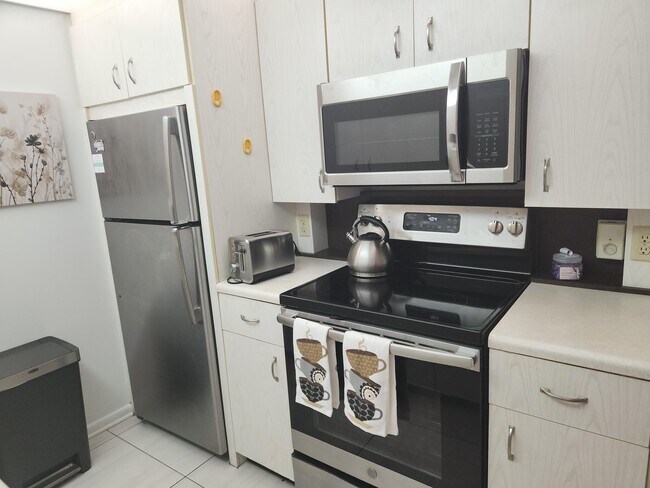 Building Photo - 3059 Ainslie Dr