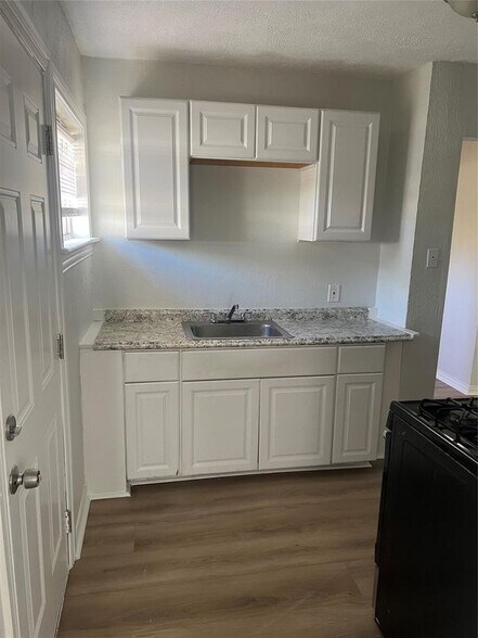 Building Photo - 4113 McCart Ave