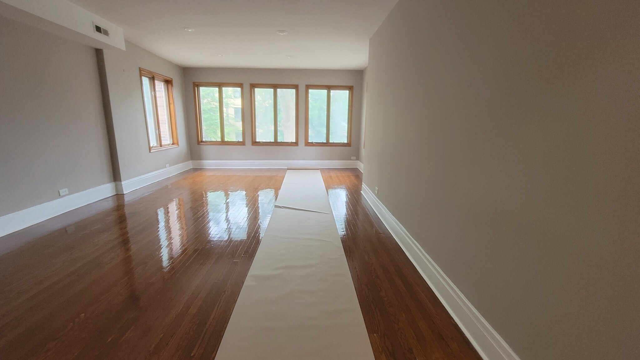 Combo Living Room - 6437 N Glenwood Ave