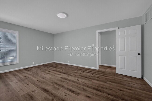 Building Photo - 204 N Holly Ave