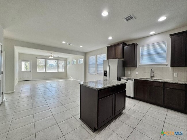 Building Photo - 320 La Escalera Dr