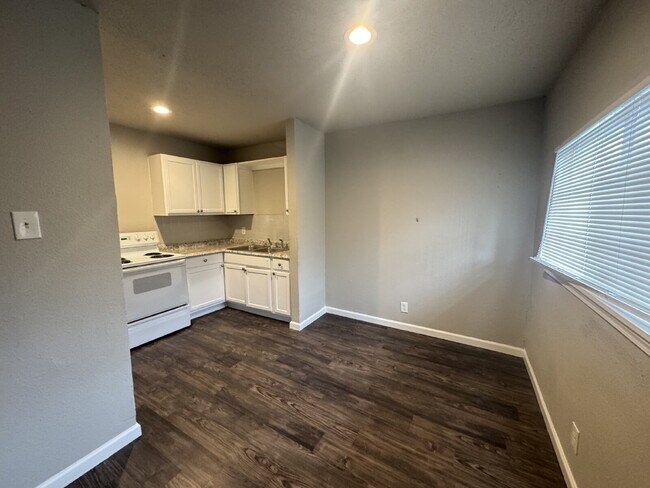Building Photo - 2 Bedroom and 1 bathroom ready to move in