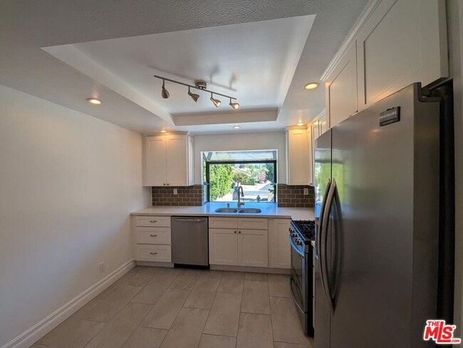 Building Photo - 10051 Topanga Canyon Blvd
