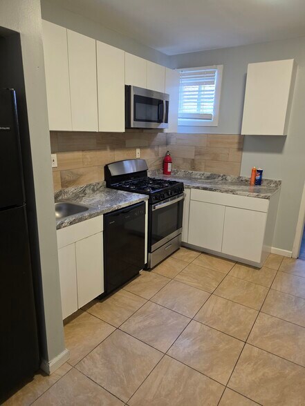 Building Photo - 404 N Daggett St