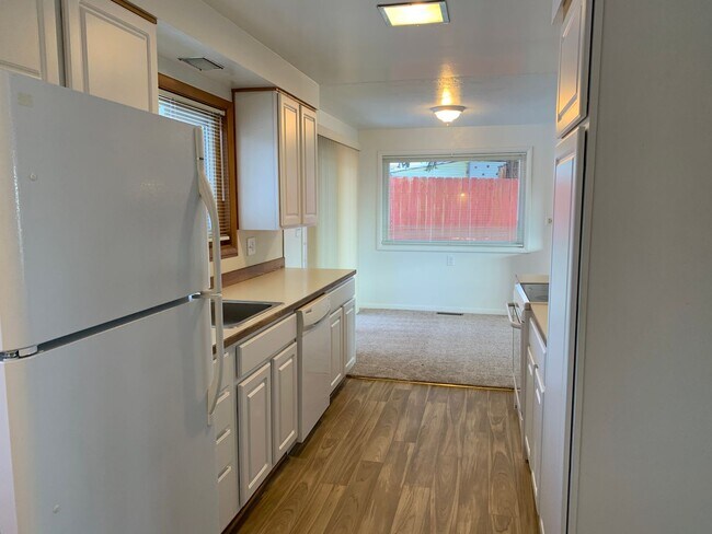 Building Photo - 3 Bedroom, 1.5 Bath House in Pacific Terrace neighborhood