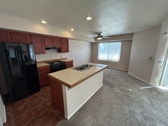 Building Photo - 2 Bed/ 1.5 Bath Home