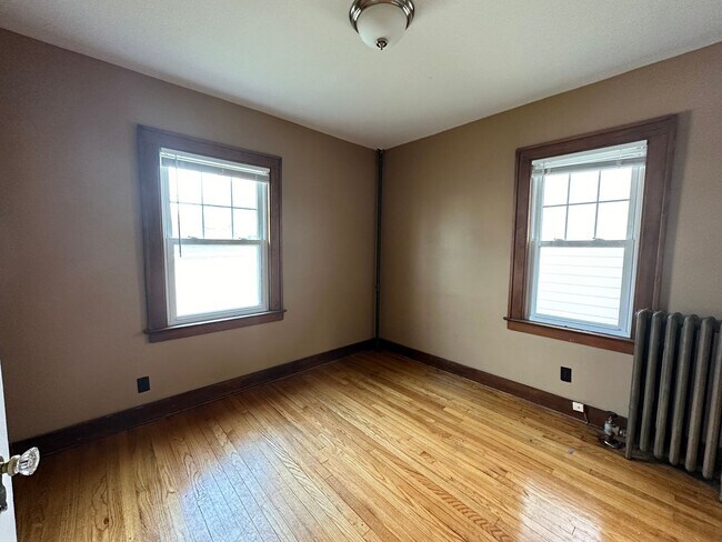 Building Photo - Gigantic 5 bedroom home on the NW side of ...