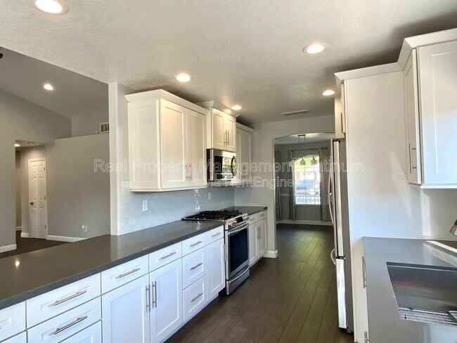 Building Photo - 6509 N Vista Ave