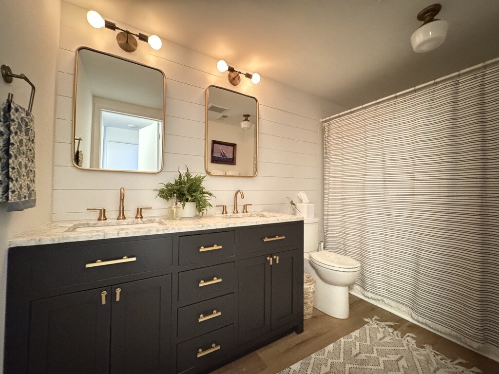 Full Bathroom - 26 East St