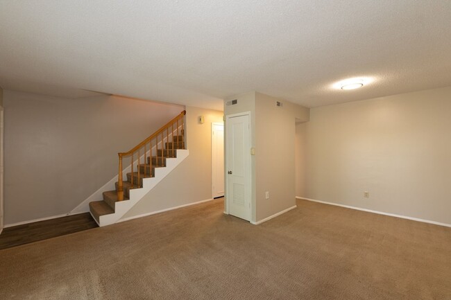 Building Photo - 2 bed 1.5 bath townhome located in the Mil...