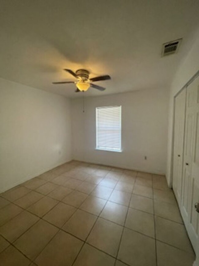 Building Photo - Nice 3 Bedroom 2 Bath