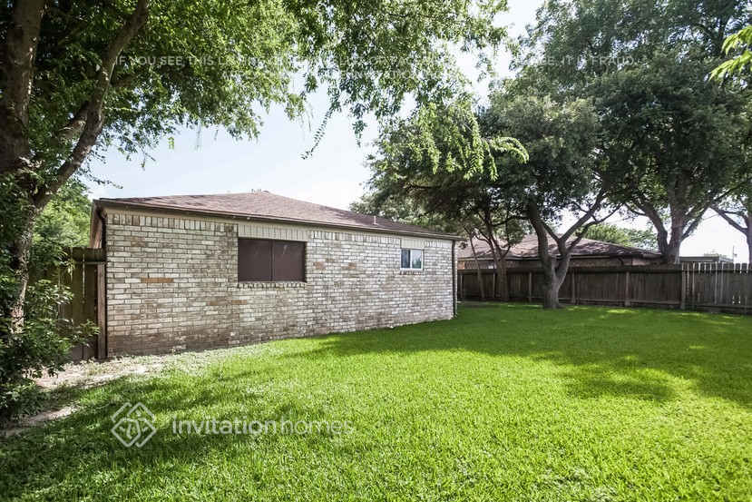 Building Photo - 745 Academy Ln