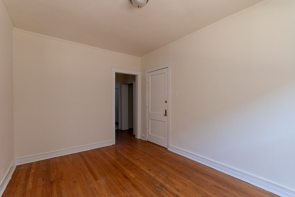 Building Photo - 832 W Waveland Ave
