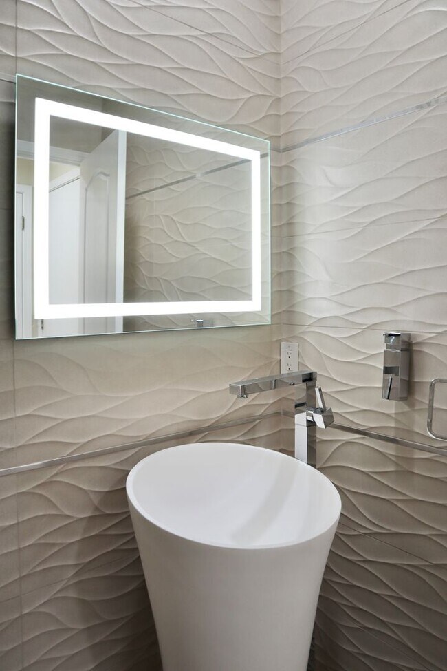 Building Photo - Luxurious 3-bedroom home - beautiful, must...