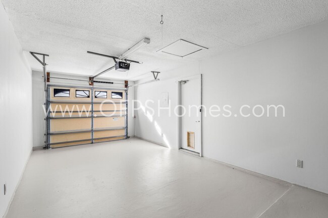 Building Photo - AVAILABLE NOW... 3/2 in Destin!!