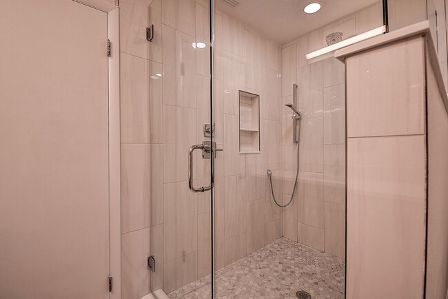 Building Photo - Luxurious 4 bedroom, 3 bath pool home.