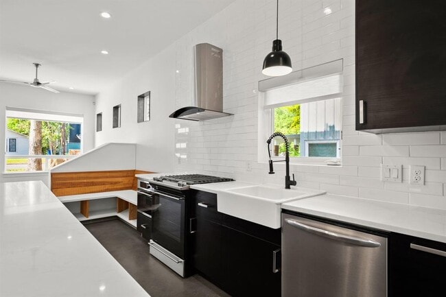 Building Photo - 4608 Santa Anna St