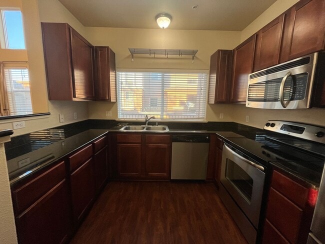 Building Photo - Spacious 2 bed 2 bath condo available in N...