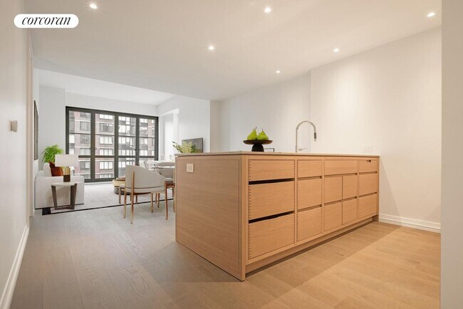 Building Photo - 250 W 96th St