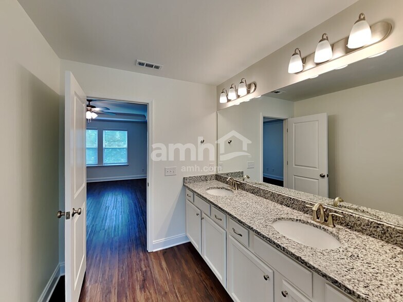 Building Photo - 5952 Hagar Vly Dr