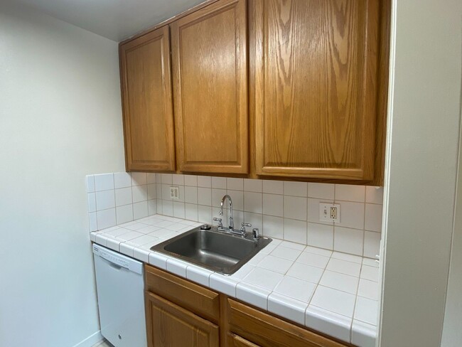 Building Photo - One bedroom condo with hardwood floors - W...