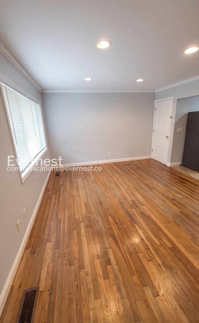 Building Photo - 2 Bed/1 Bath Home with Garage / Available Now!