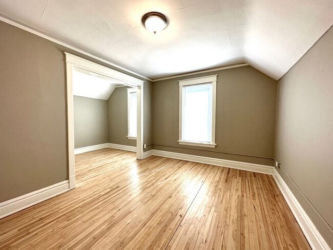 Building Photo - AVAILABLE JUNE - Beautifully Renovated 4 Bed 1 Bath in East Hillside