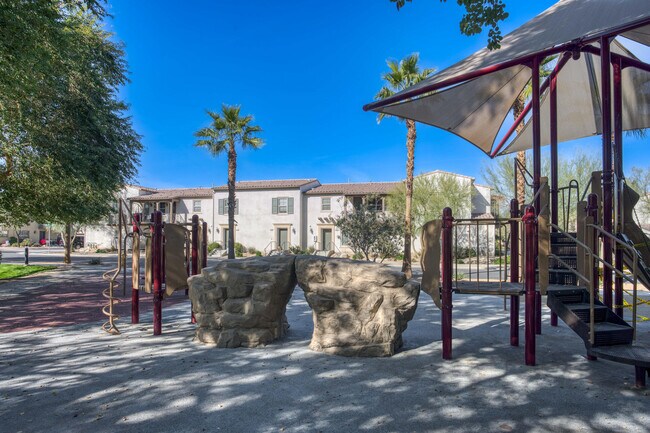 Building Photo - 520 Calle Vibrante