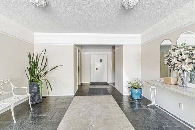 Building Photo - Top-Floor Corner Condo Near Downtown Palo Alto and Stanford