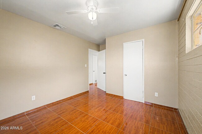 Building Photo - 1823 E Sunland Ave