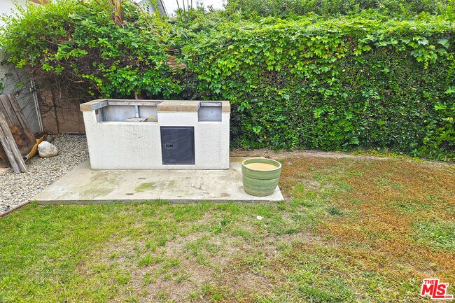 Building Photo - 22337 Cantara St