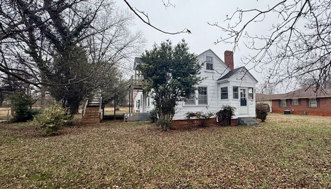 Building Photo - Three bedroom, 1 bath house with studio apartment in Burlington