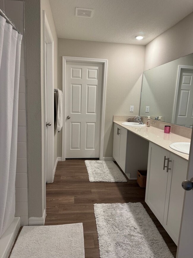 Building Photo - For Rent – Spacious 5-Bedroom Home in Lithia