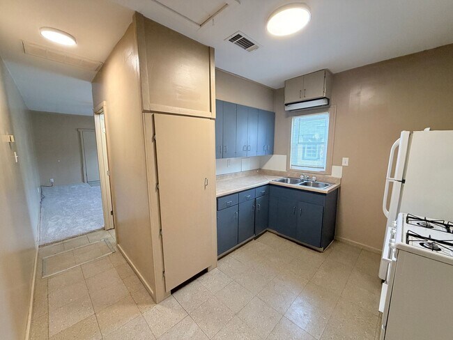 Building Photo - Updated 2 bed 1 bath