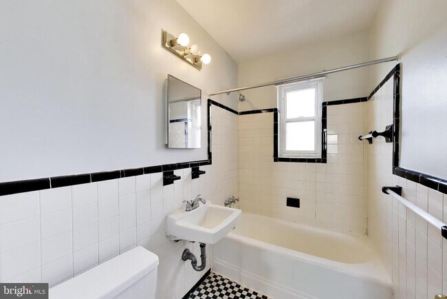 Building Photo - 1720 N Quinn St