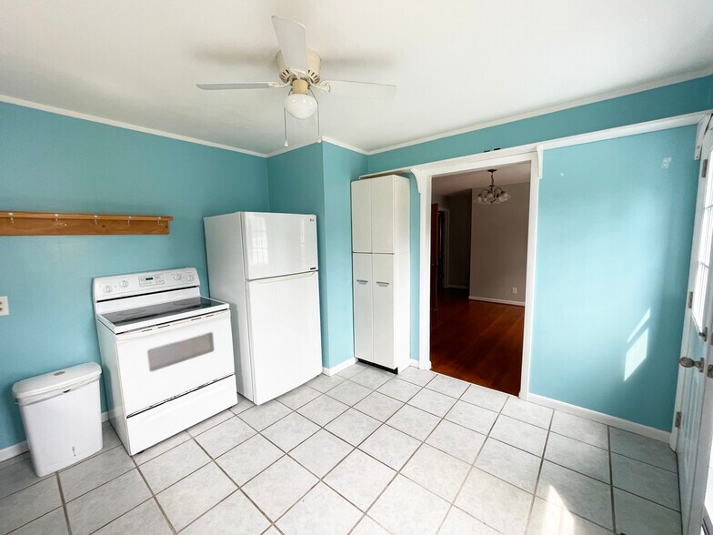 Kitchen - 279 Highfield Dr