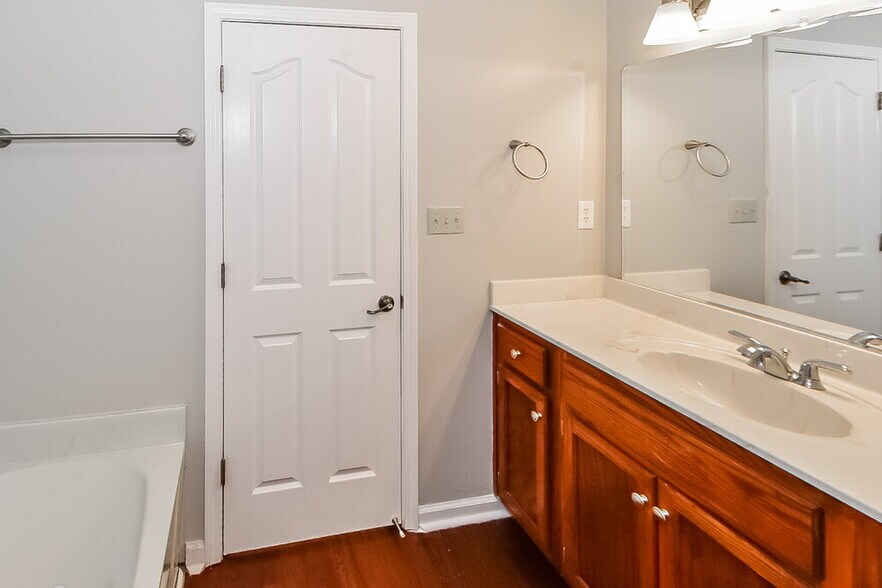 Building Photo - 4088 Ravenwood Dr N